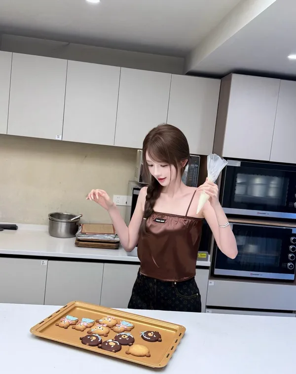莫语怡 - 新加坡 Escort Model